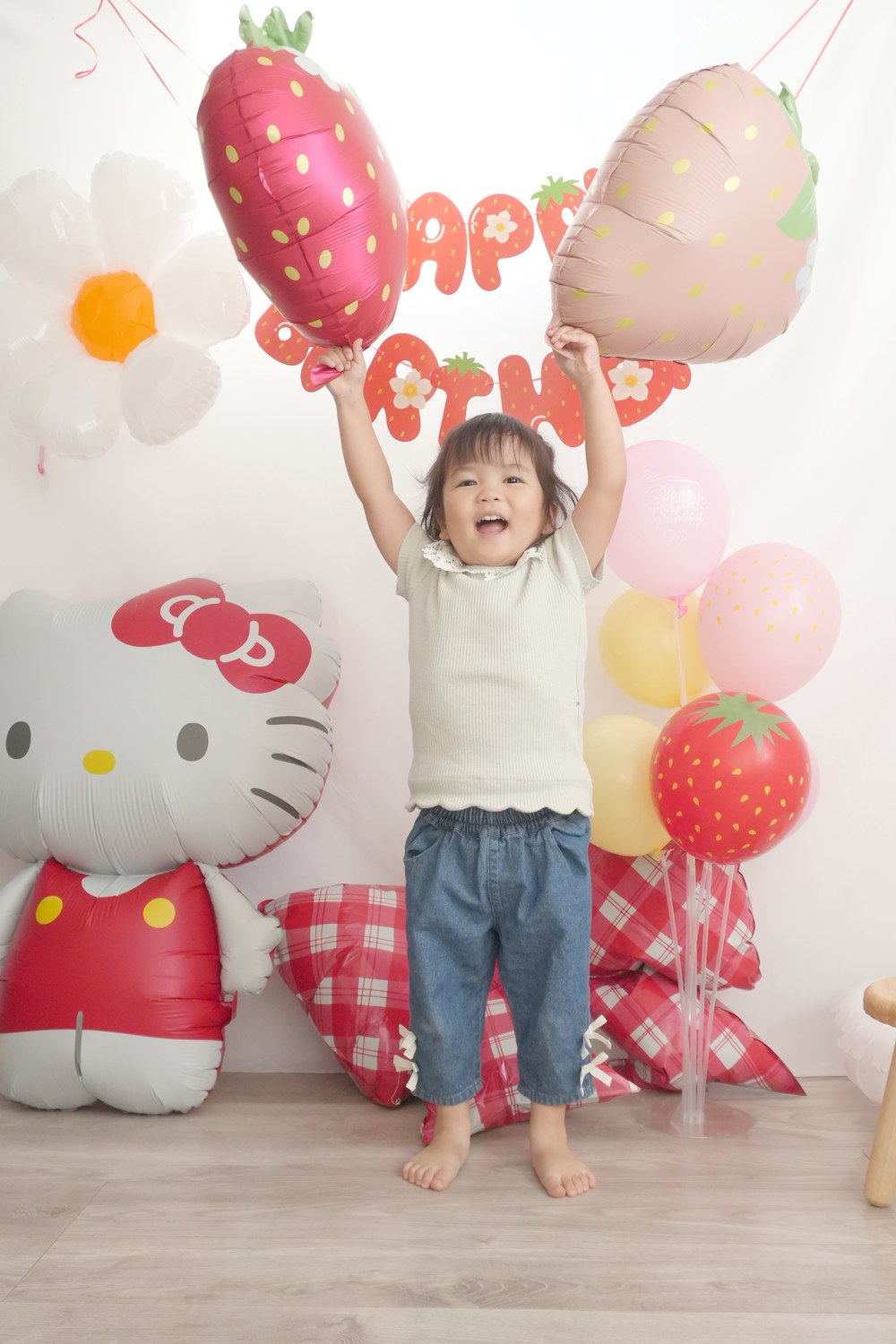 キティといっしょに、いちごづくし。両手にいちごをかかげて大笑い|n_5_1122さんのいちごキティ飾り付け