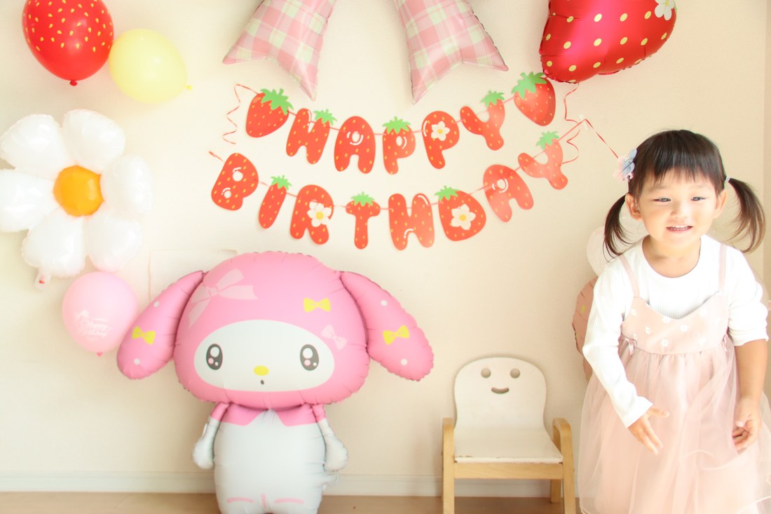 お洋服までマイメロとおそろい。いちごとお花に囲まれて、にっこり|RIMIさんのいちごマイメロ飾り付け