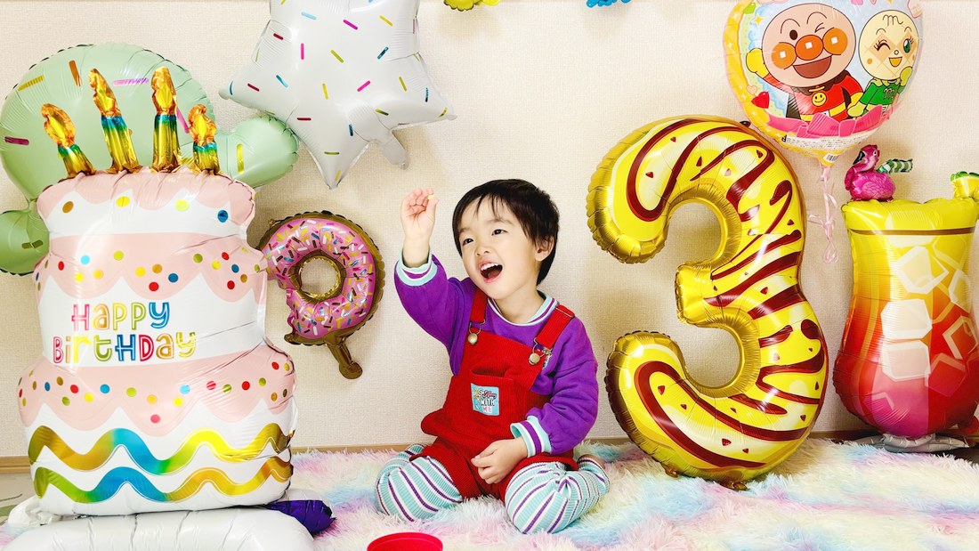 3歳の誕生日 飾り付け、決めるのは3つだけ|数字の3を入れるか・七五三と重なる秋の飾る日